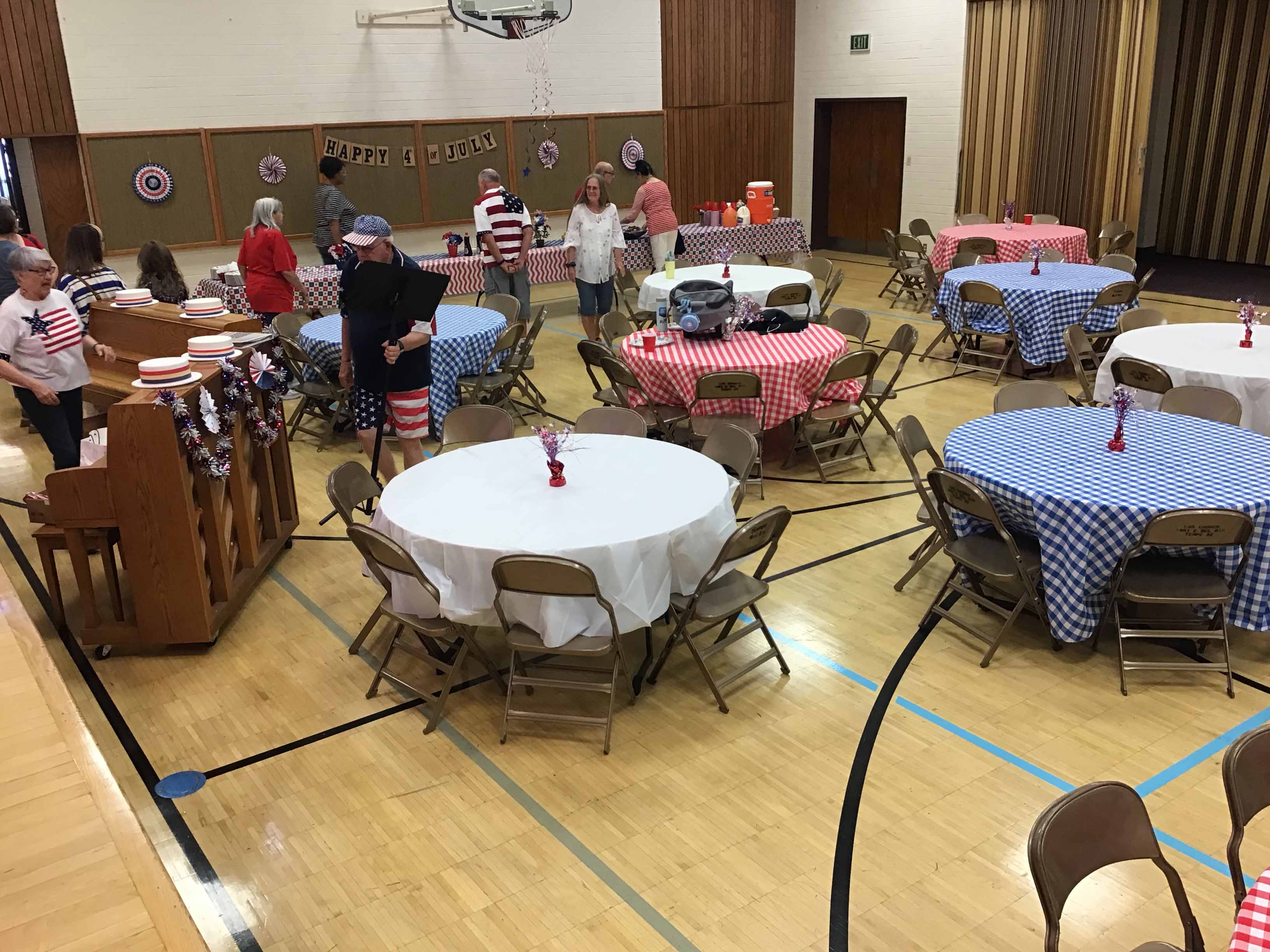 round tablecloths (white/blue buffalo plaid checkered gingham) - 108