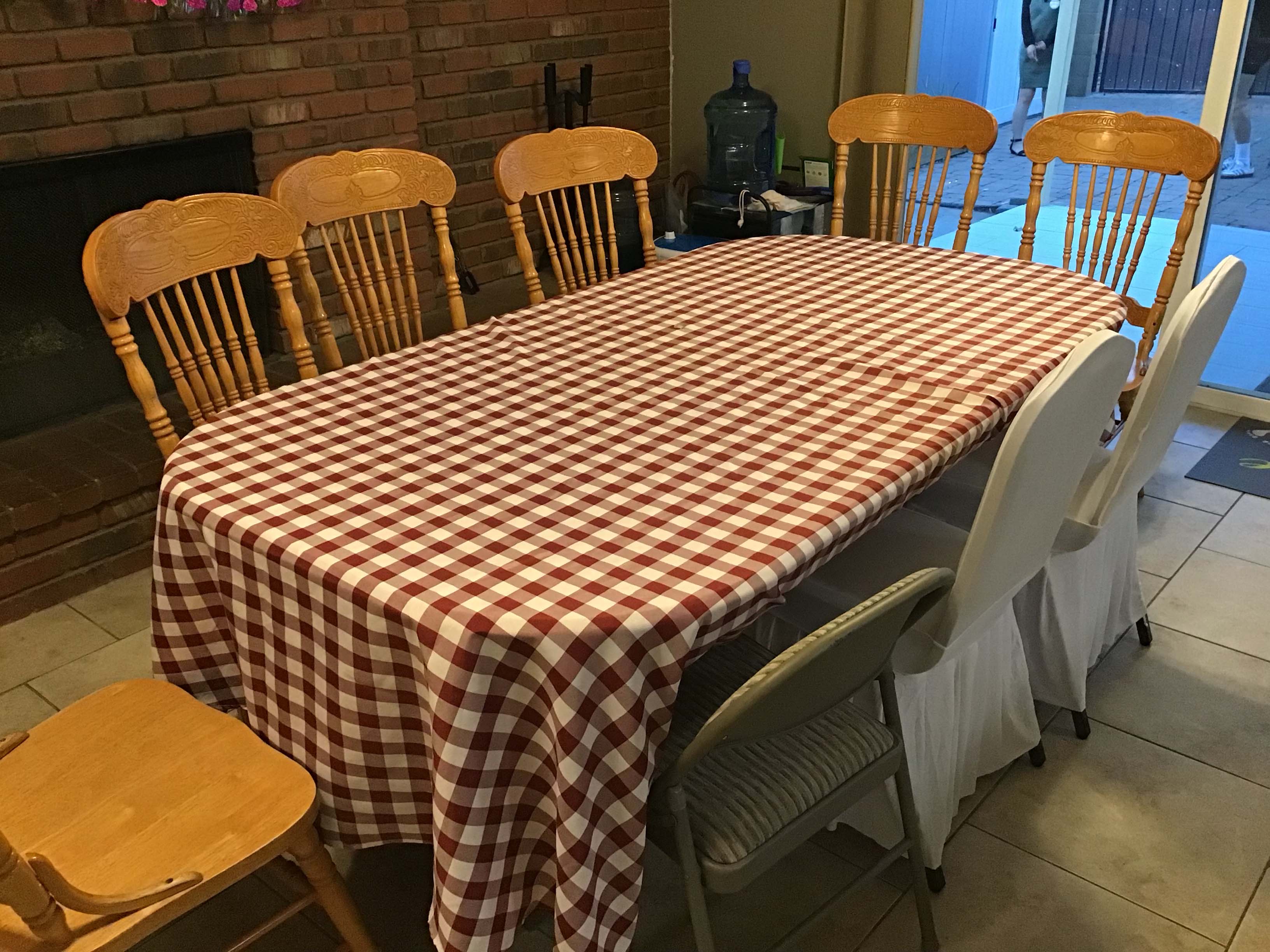 round tablecloths (white/burgundy buffalo plaid checkered gingham) - 108