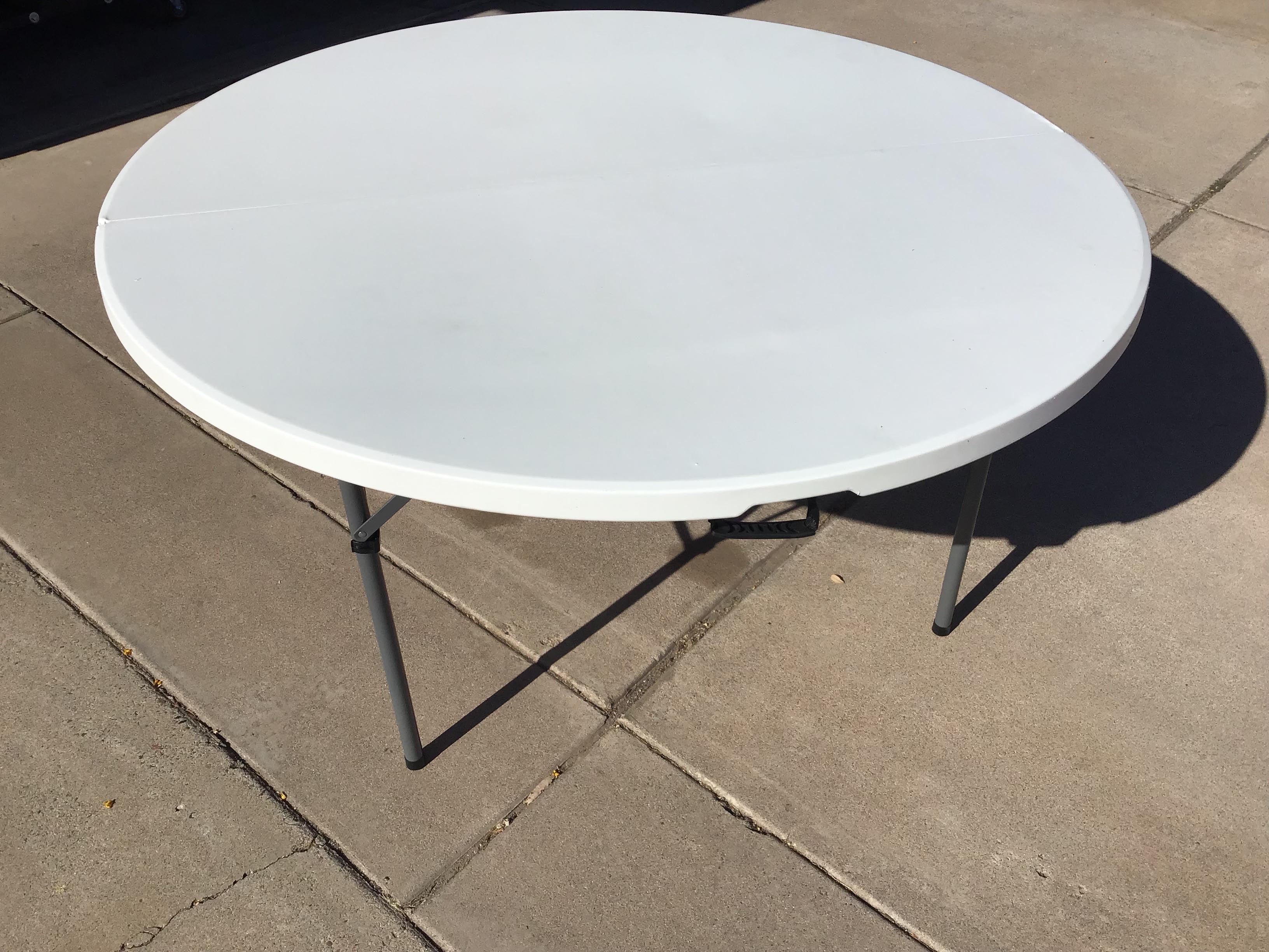 5 foot round tables (bifold)