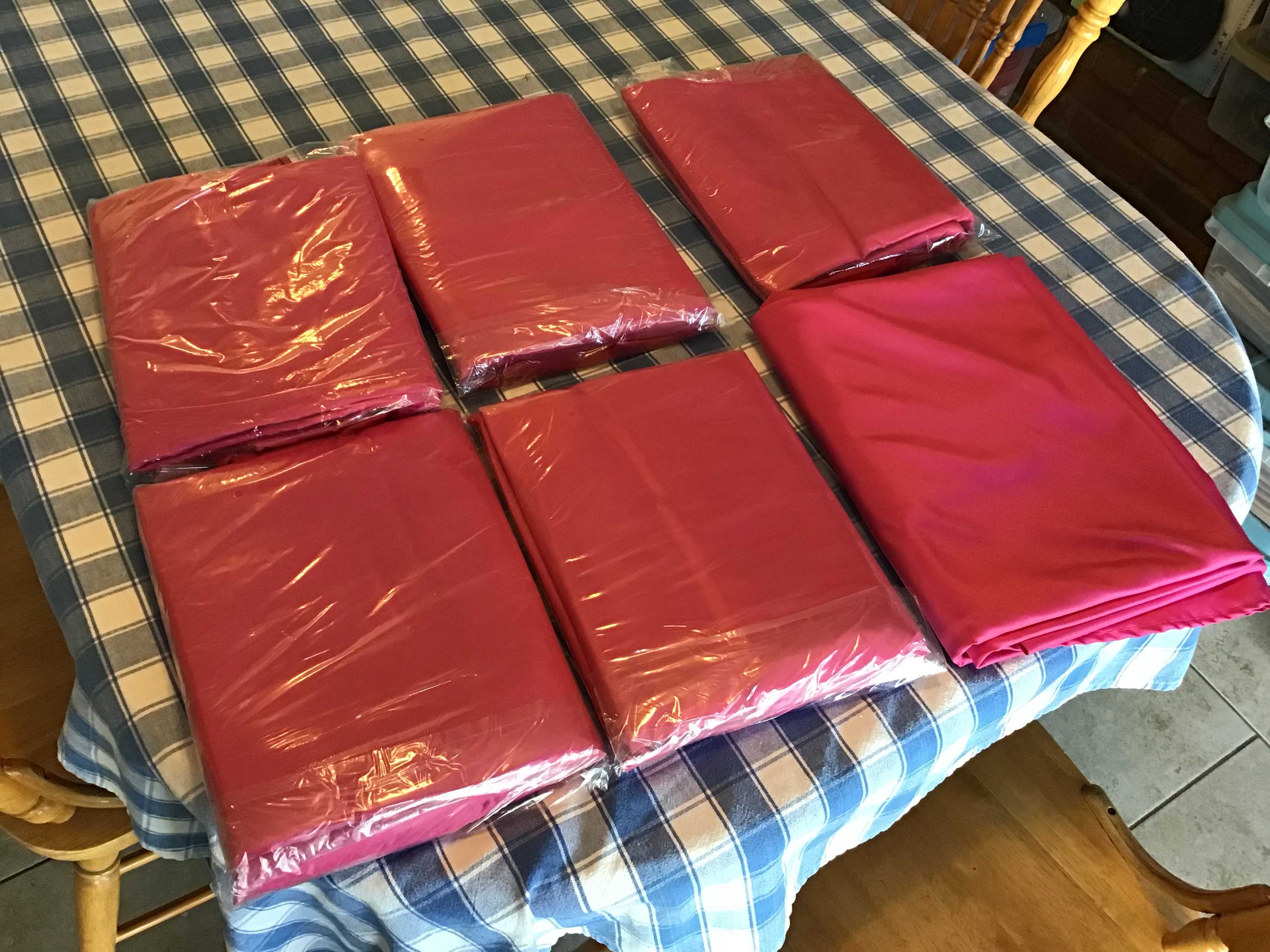 round tablecloths (fuchsia) - 108