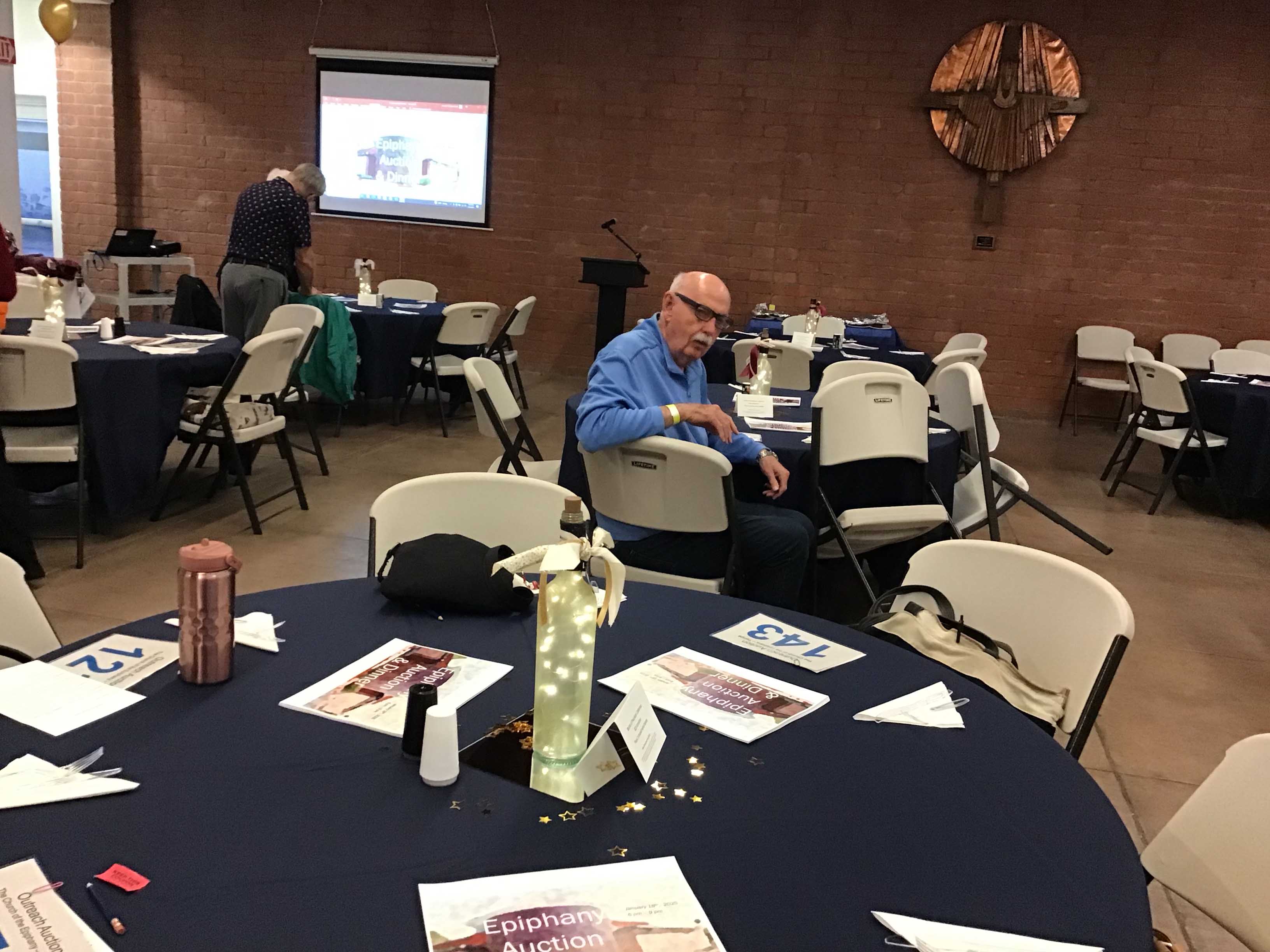 round tablecloths (navy blue) - 108