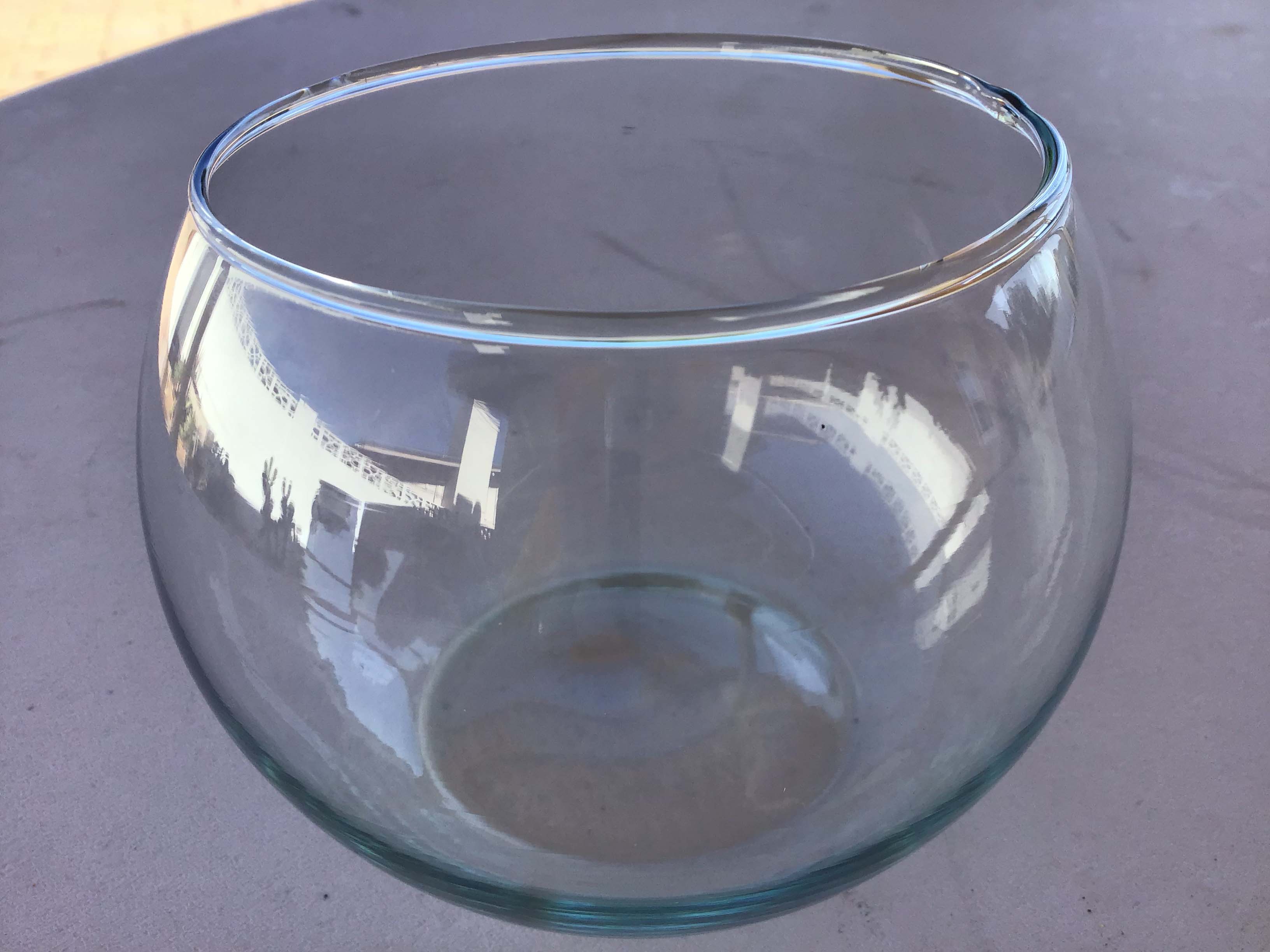 glass fish bowl vase (3.3 x 2.8 x 3.5)