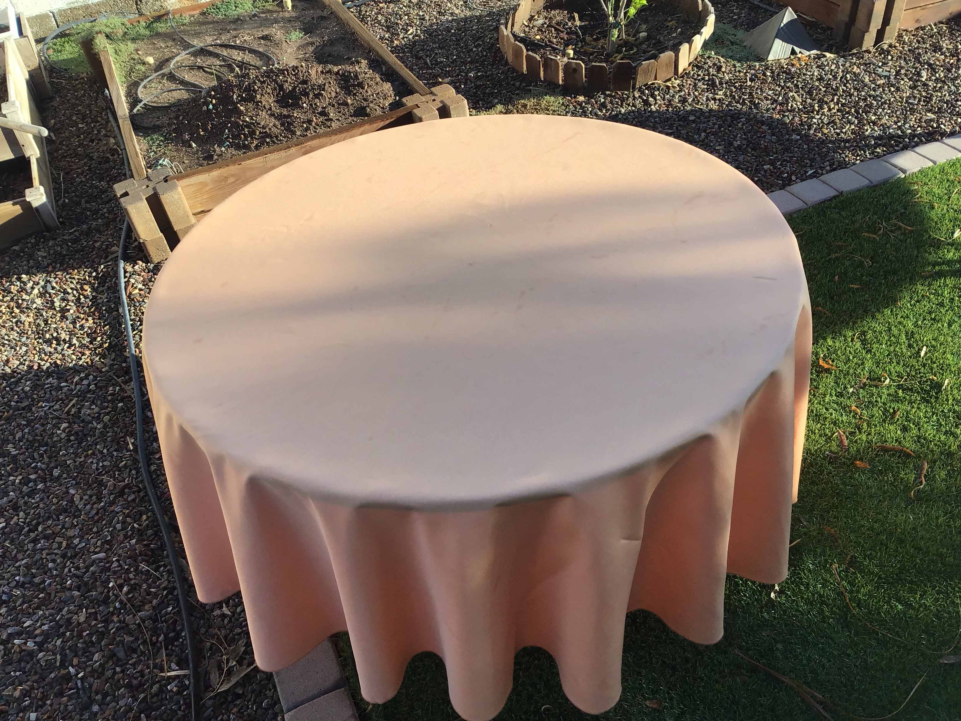 round tablecloths (peach) - 90