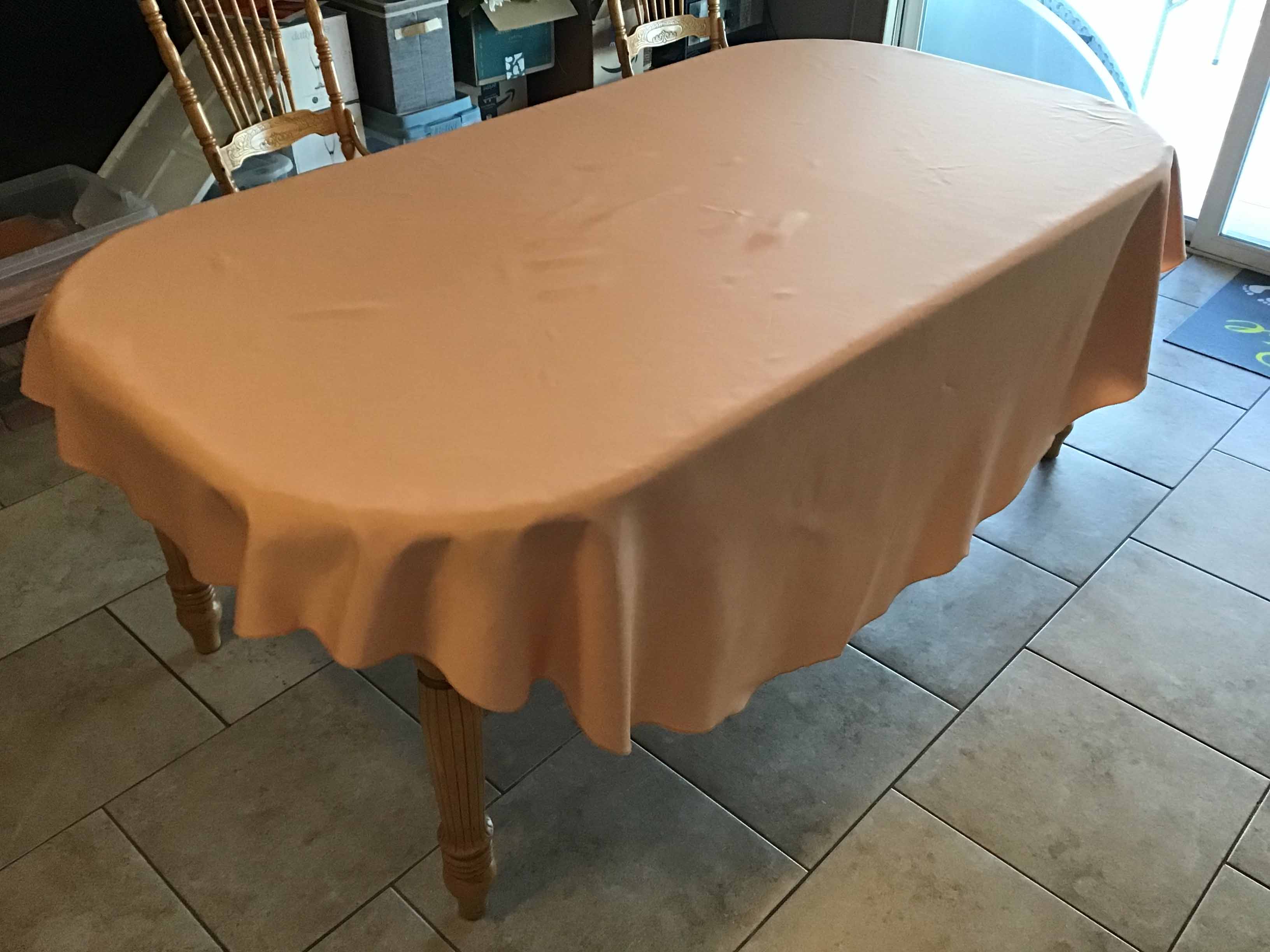 round tablecloths (peach) - 90