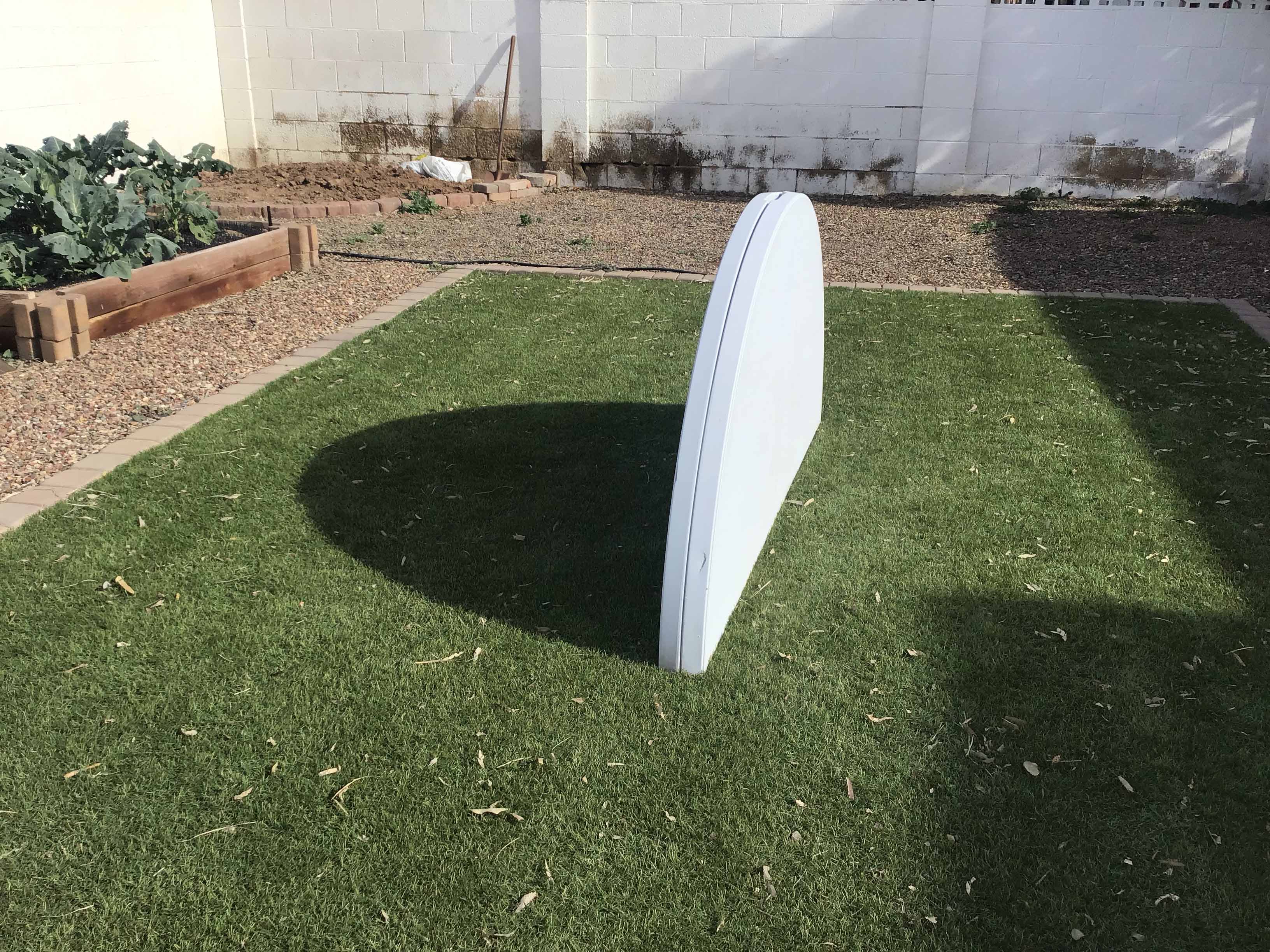 6 foot round tables (bifold)