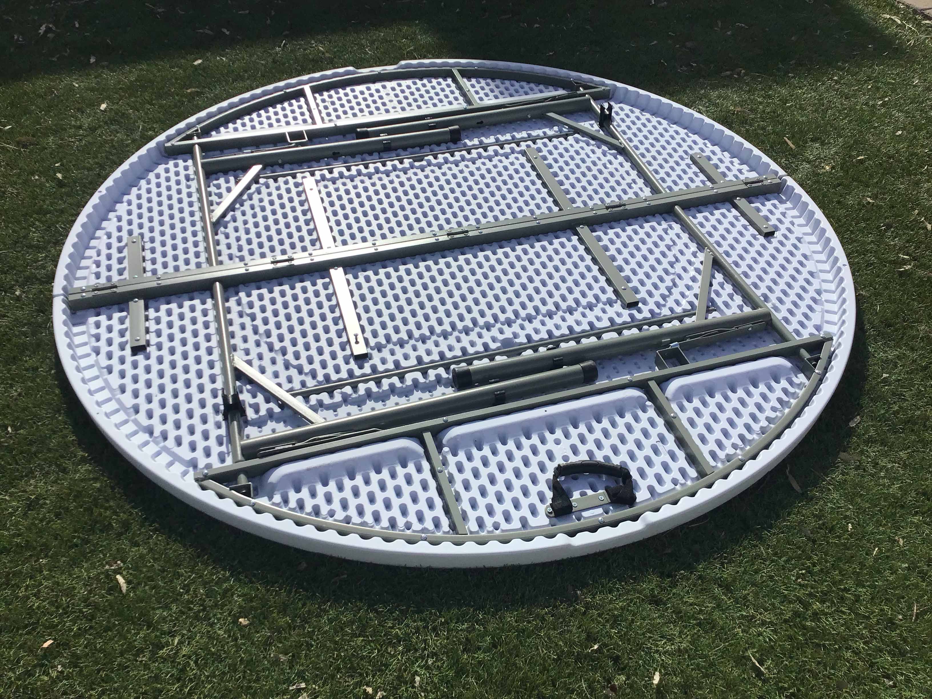 6 foot round tables (bifold)