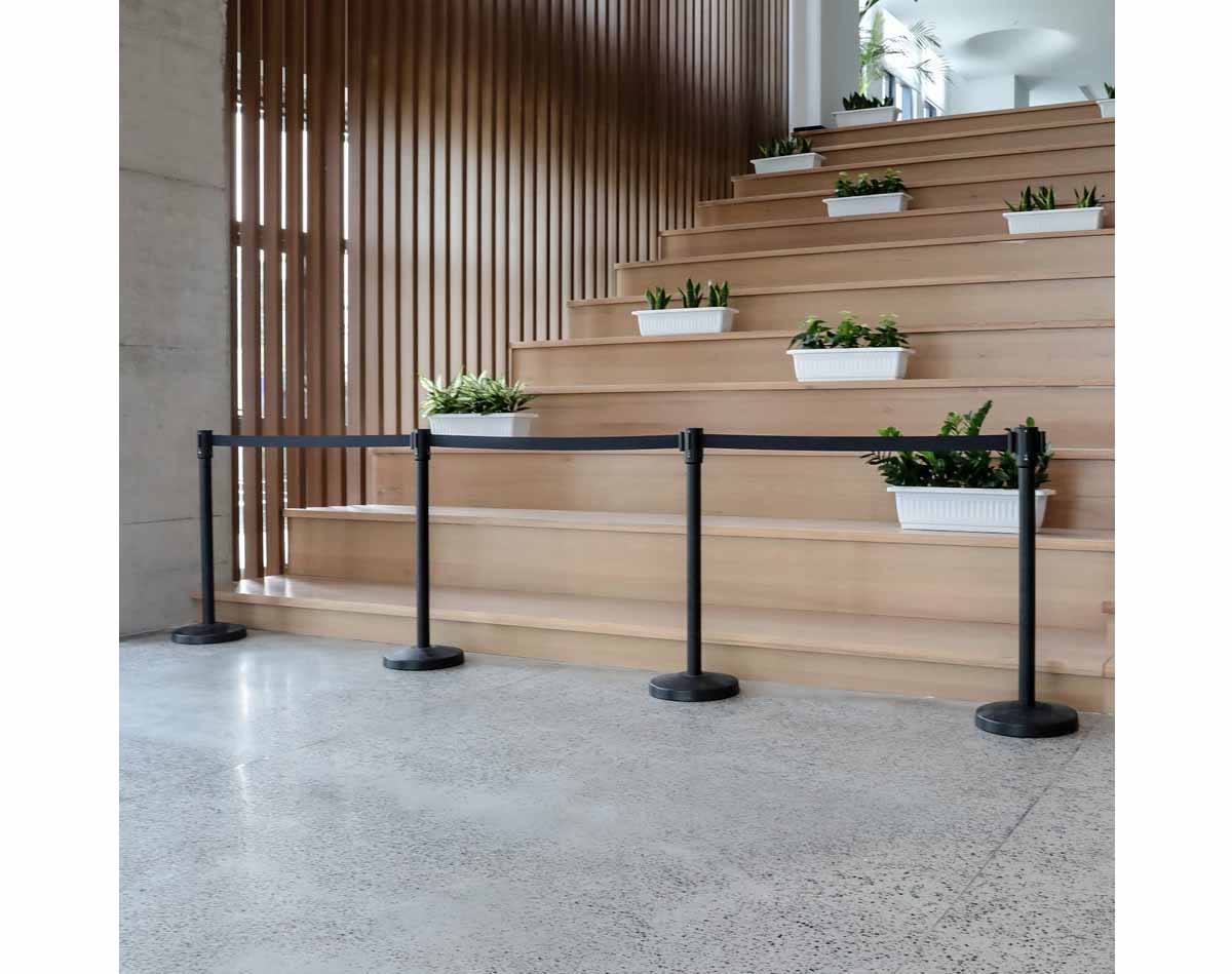 stanchion with 6.5 foot retractable belt