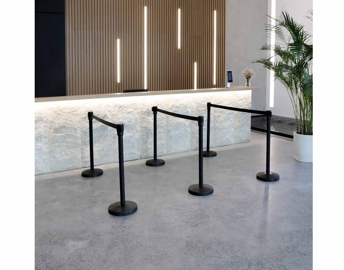 stanchion with 6.5 foot retractable belt