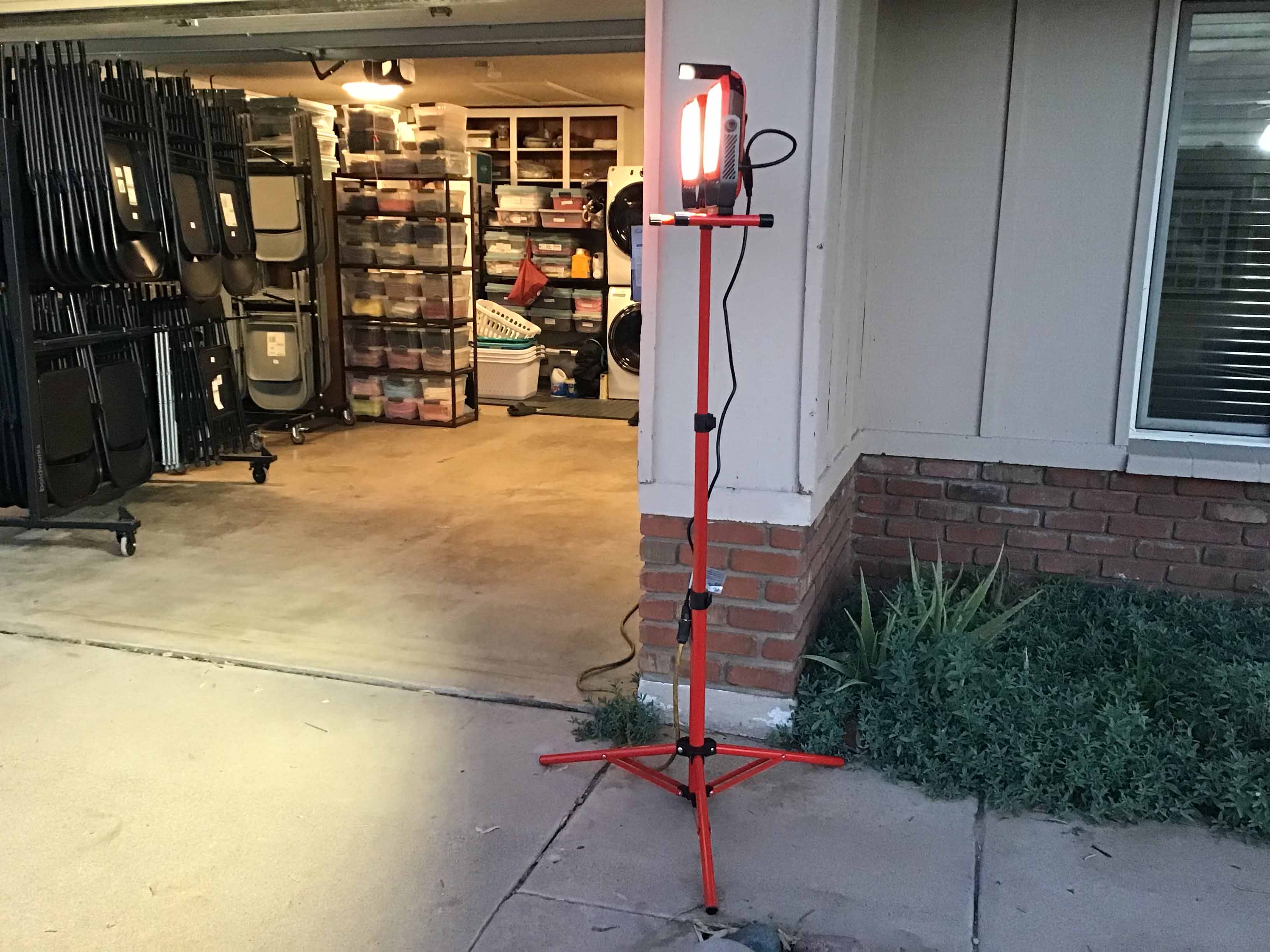 9000 lumens LED work light with tripod (Craftsman)