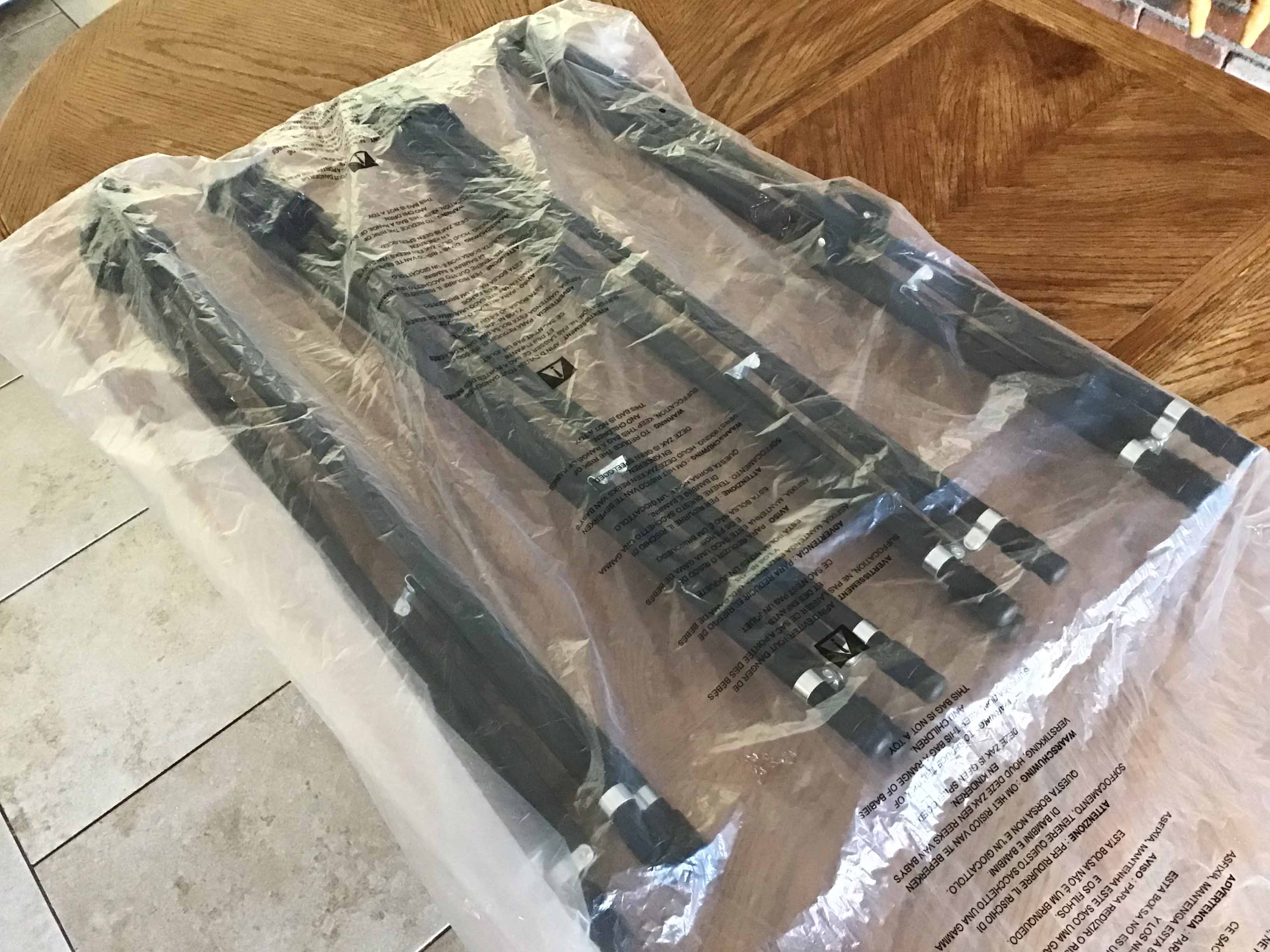 easel (black aluminum)