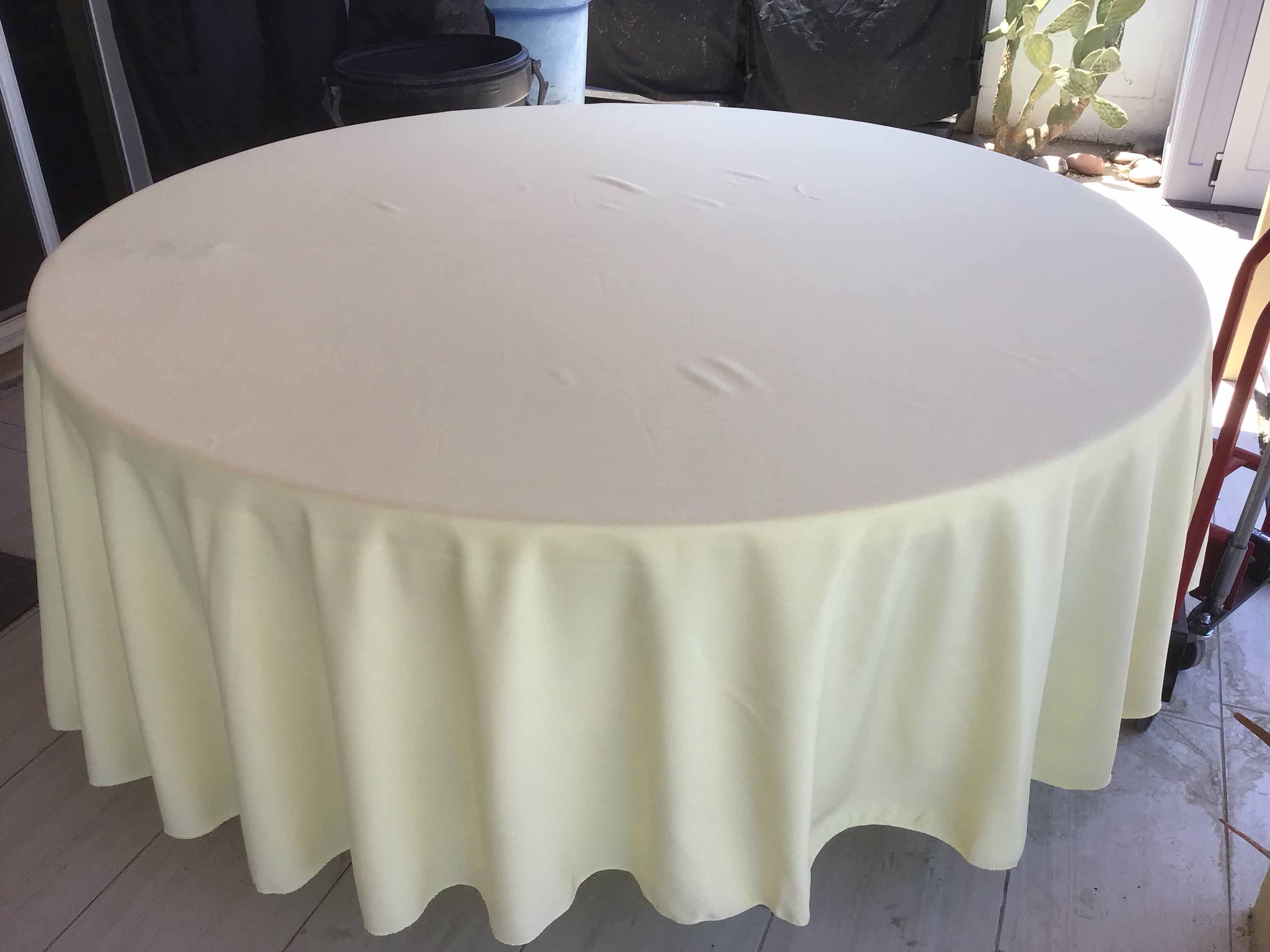 round tablecloths (butter) - 120