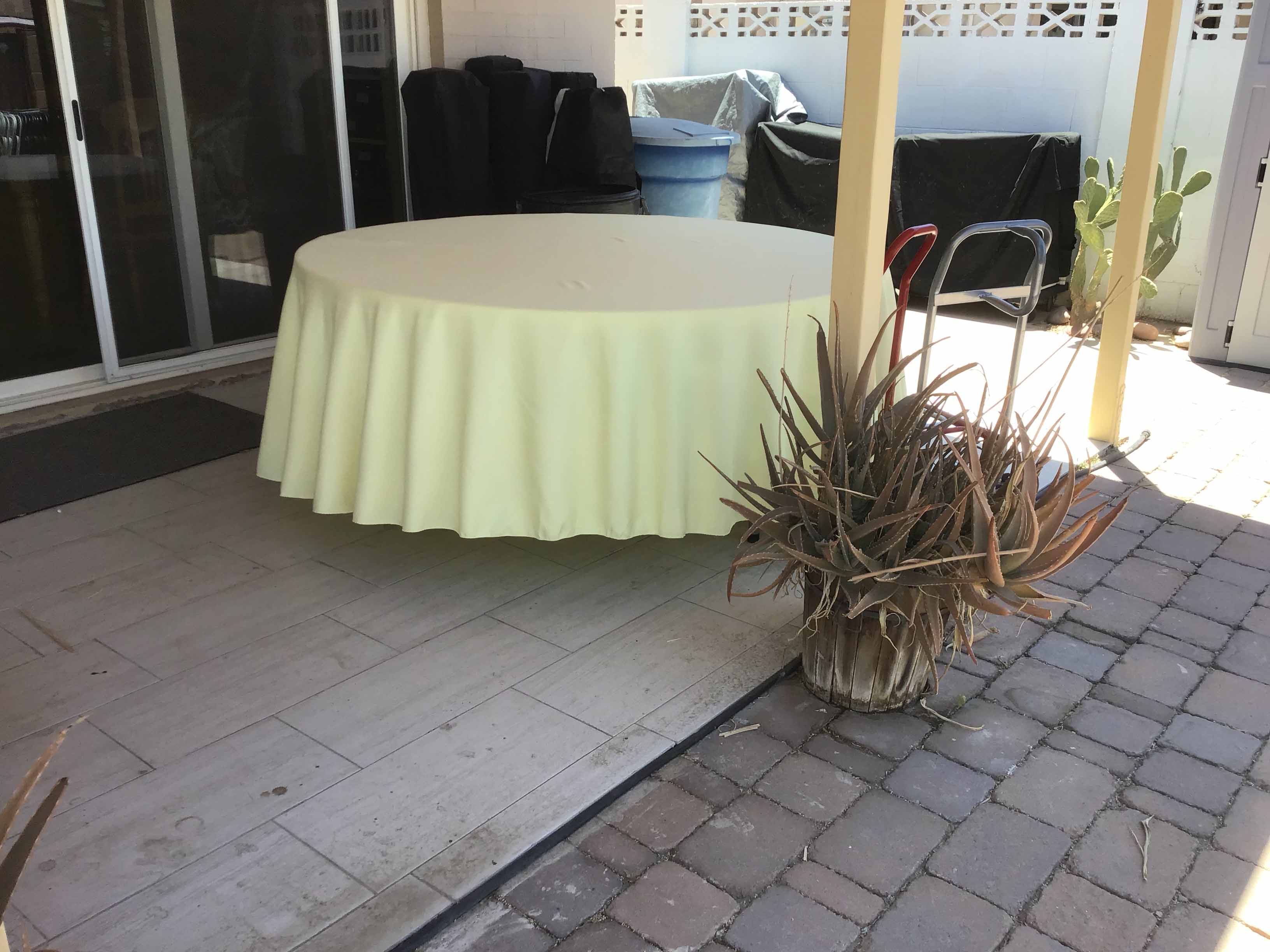 round tablecloths (butter) - 120